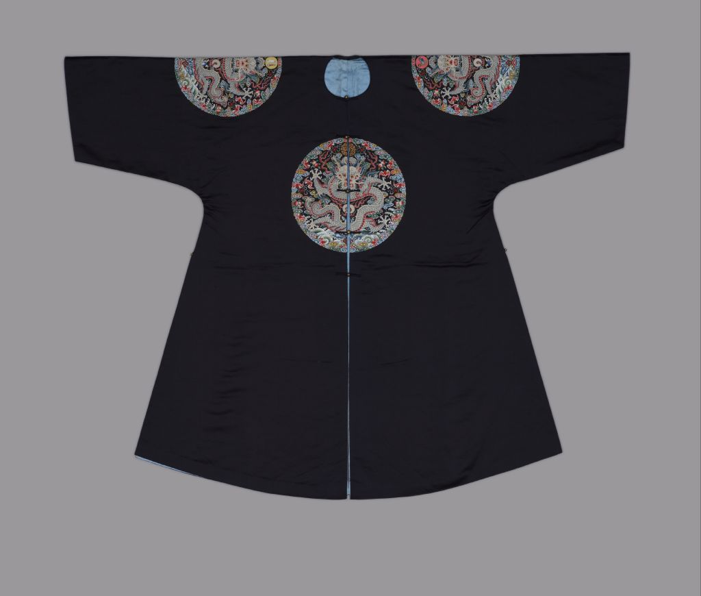 图片[1]-Stone blue satin embroidered four regiment cloud dragon jacket with rice beads-China Archive